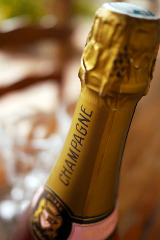 Toppen af en champagne-flaske med teksten "Champagne".