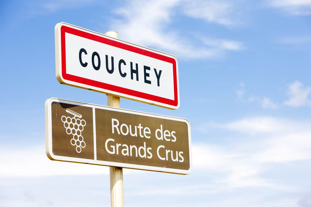 Vejskilt med inskriptionen "Routes des Grands Crus. Over denne et andet skilt med inskriptionen "Couchey".
