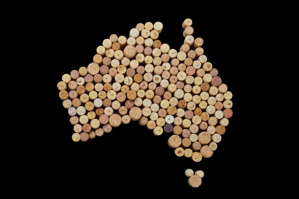 Kort over Australien formet med vinpropper (helt sort baggrund).
