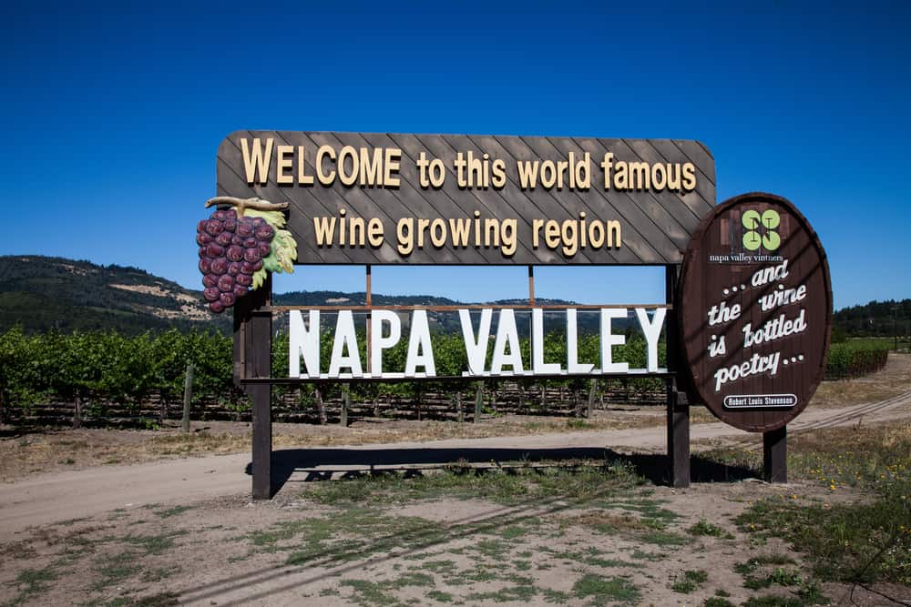 Skilt med teksten: Welcome to this world famous wine growing region Napa Valley.