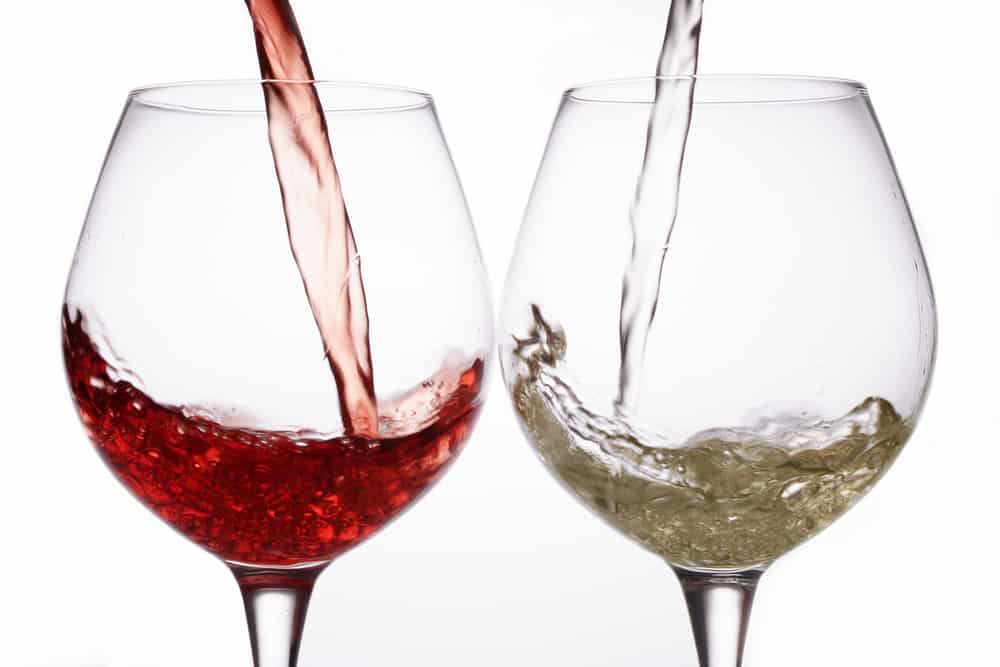 Rød- og hvidvin der bliver helt op i glas.