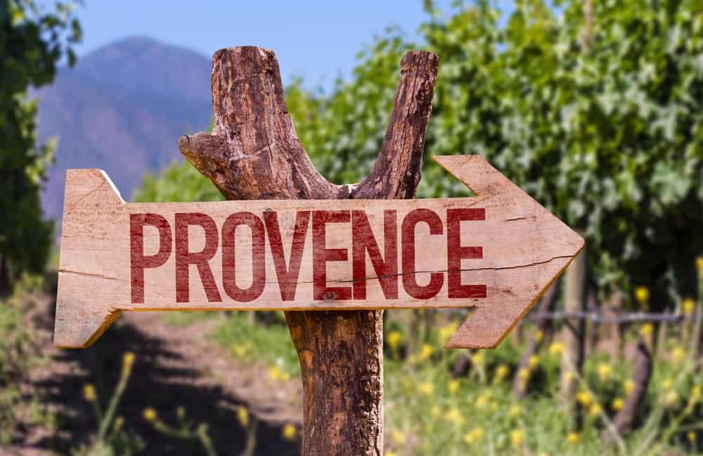 Træskilt med påskriften "Provence". Vinmarker i baggrunden.