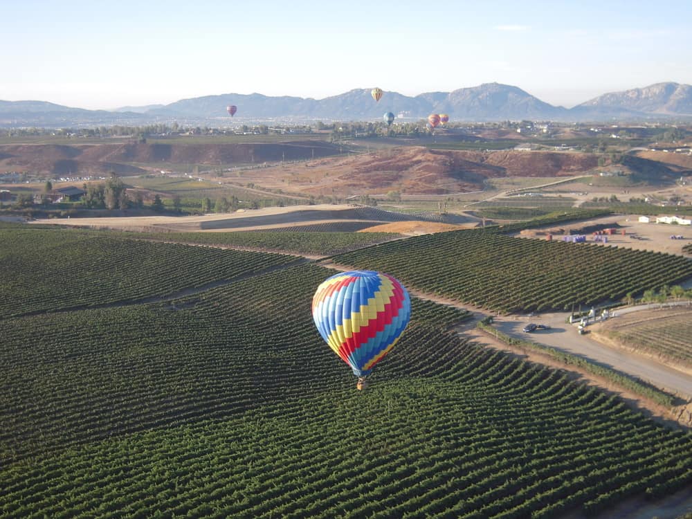 Luftbaloner over vinmarker i Temecula i Californien, USA.